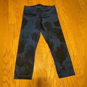 LULULEMON ATHLETICA WUNDER UNDER Navy and Black Floral Cropped Leggings